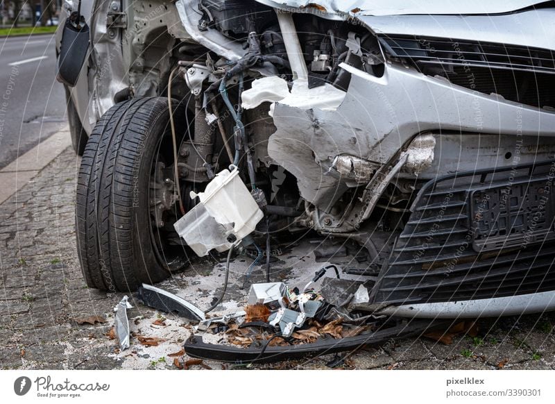 Totalschaden Unfallauto Auto Schaden Blech Blechschaden Versicherung Versicherungsfall Recht Verkehrsunfall Unglück Zusammenstoß Karambolage crash Verlust