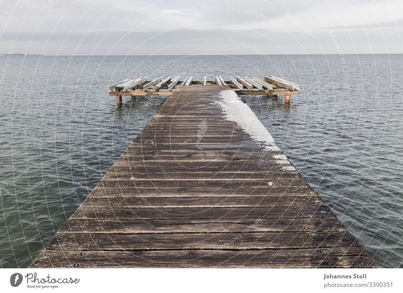 Holzsteg mit Schnee an Ostseeufer Steg anleger kai bootsanleger holzsteg gangway hafen strand meer Seeblick ostssee kiel schiff segeln Nordsee Deutschland