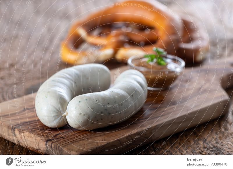 Paar bayerische Weißwürste Weißwurst Bayern Frühstück Planke Holz Portion paar zwei Oktoberfest europäisch essen heiß rustikal Senf Brezel Wurst weiß Kalbswurst