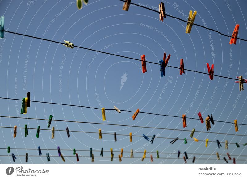 Wäscheleine | Seilschaft Wäscheklammern Himmel blau aufhängen bunt leer warten trocknen Kleidung Luft luftig waschen Klammer Hausarbeit Haushalt halten sauber