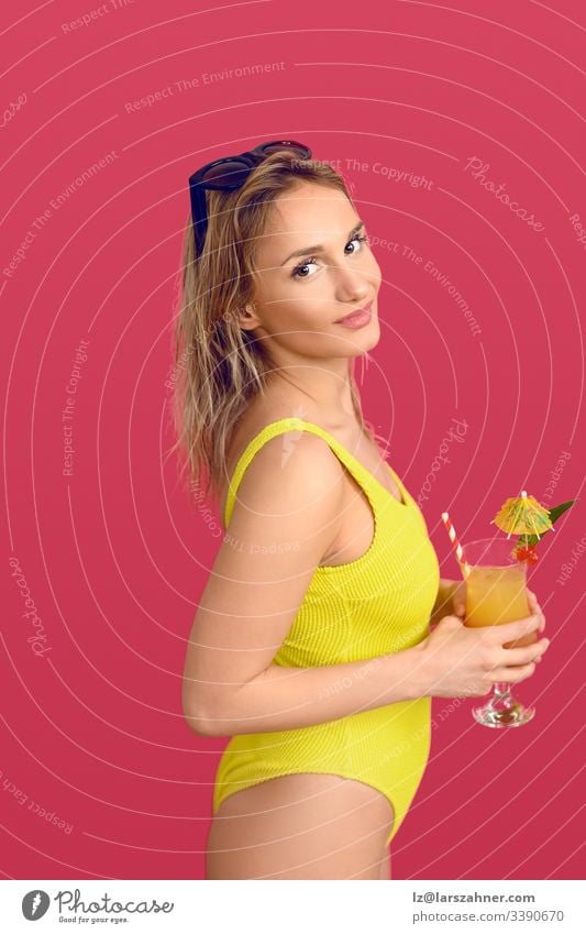 Attraktive trendige blonde Frau mit exotischem Cocktail trendy attraktiv Getränk Körper Fotokamera konzeptionell trinken Glas Glück Kopf ihr vereinzelt Freizeit