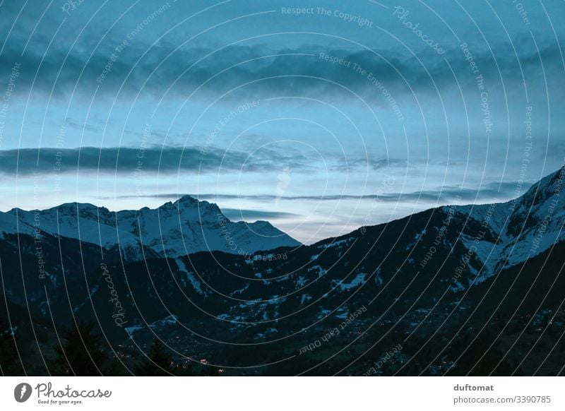 Alpenpanorama bei Nachtanbruch Panorama Berge Schnee Skifahren Tal kalt Gebirge Winter Landschaft Ferien Urlaub Skipiste Himmel frisch Winterurlaub Aussicht