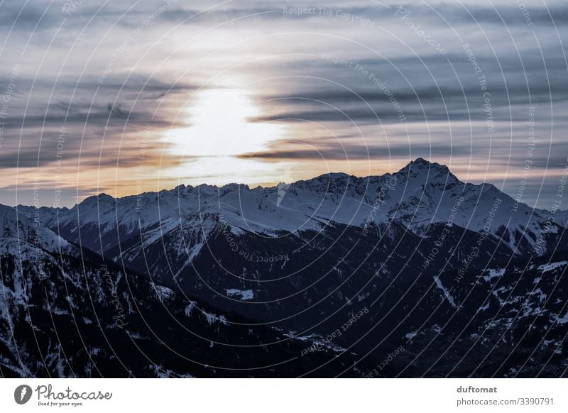 Sonnenuntergang hinter Alpenpanorama Panorama Berge Schnee Skifahren Tal kalt Piste Gebirge Skigebiet Winter Landschaft Ferien Urlaub Skipiste Himmel frisch