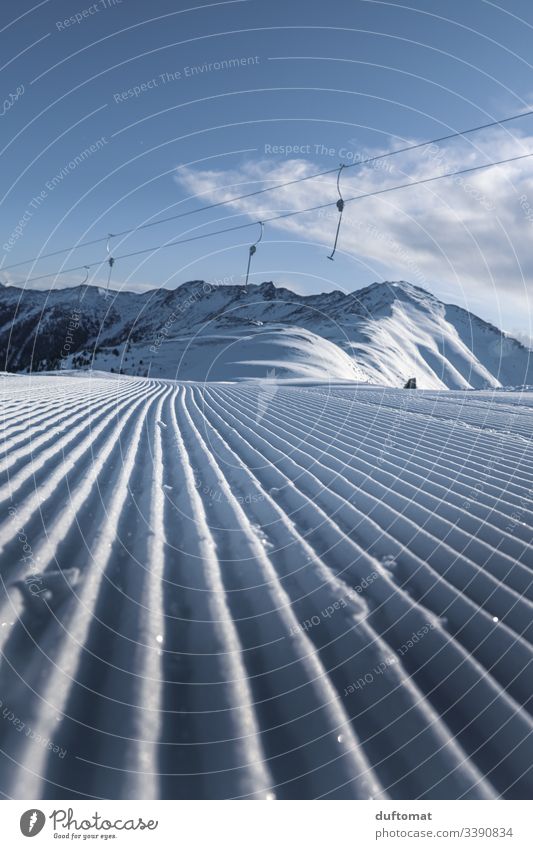 Unverspurte Piste unter dem Lift mit Neuschnee Panorama Berge Schnee Skifahren Tal Powder Anfänger kalt Sonnenaufgang Spuren Gebirge Skigebiet Winter Abfahrt