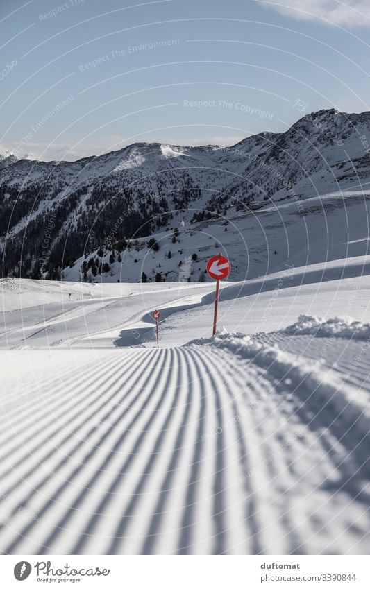 Pistenmarkierung im Neuschnee an frisch präparierter Piste Panorama Berge Schnee Tellerlift Skifahren Tal Powder Anfänger kalt Sonnenaufgang Spuren Gebirge