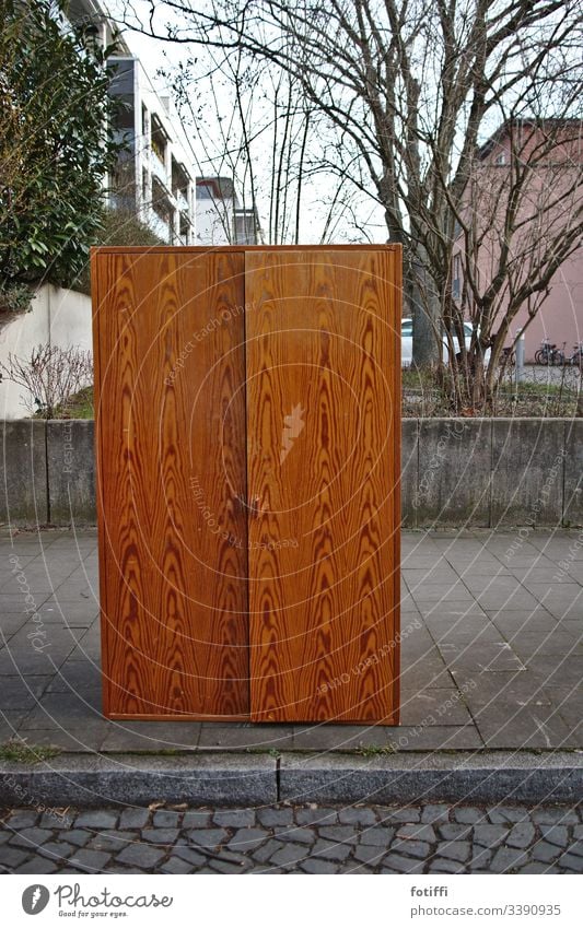 Ein Schrank steht auf dem Bürgersteig Holz tür möbel stehen Häusliches Leben sperrmüll menschenleer Tag Farbfoto Außenaufnahme maserung skurril unerwartet baum