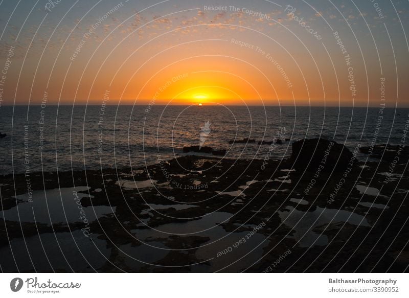 Sonnenuntergang in Marokko Sonnenlicht Urlaubsstimmung Urlaubsfoto Wasser Meer Atlantik Atlantikküste Horizont orange Stein Abend Abenddämmerung Afrika