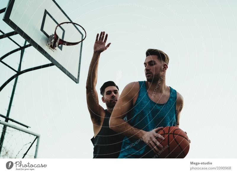 Junge Basketballspieler im Einzelspiel. Spiel Jugend Sport Ball Gericht männlich Korb jung Team Zusammensein aktiv spielen Aktion Spielplatz Übung Männer