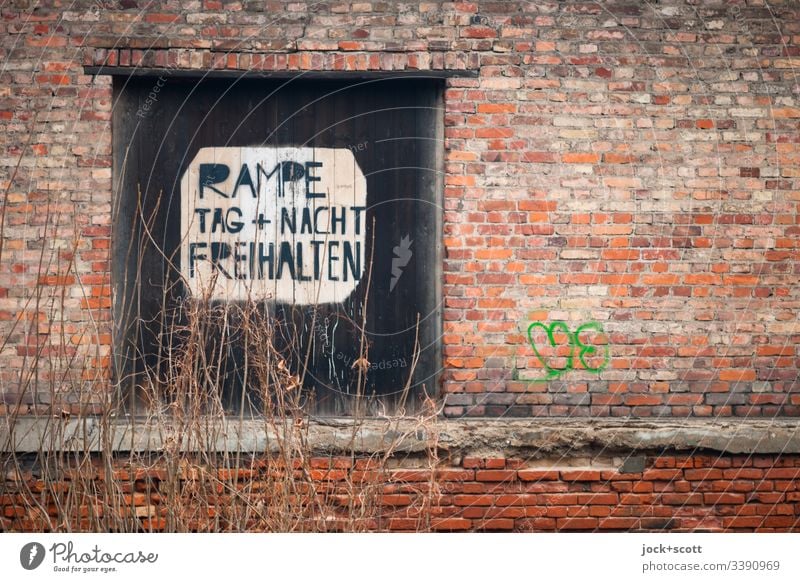 Rampe, Tag + Nacht Freihalten Winter Hinweisschild Backstein Verbote Nostalgie Vergangenheit Vergänglichkeit Großbuchstabe Zahn der Zeit Schablonenschrift