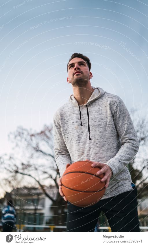 Junger Mann spielt Basketball. Training Ball männlich jung Sport Spiel Korb Spieler im Freien Straße Hand sportlich aktiv Spielplatz Club Freizeit spielen