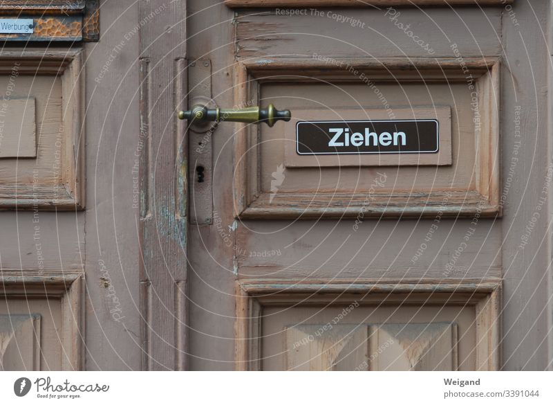 Türgriff Eingang Startposition öffnen ziehen aufmachen Griff Farbfoto Eingangstür