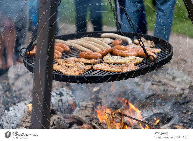 Grill Grillen Party Fleisch Steak Wurstwaren Außenaufnahme Grillrost heiß lecker Lebensmittel Grillsaison Lagerfeuerstimmung Feuer