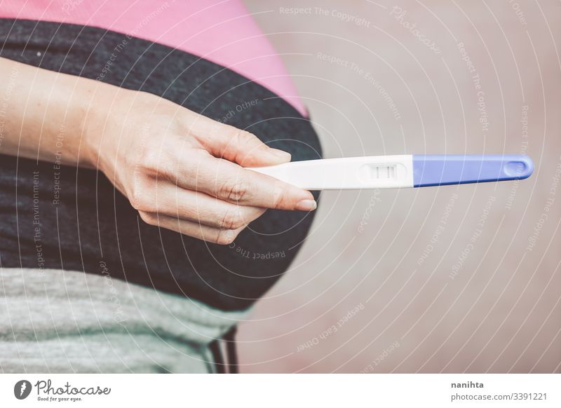 Frau mit einem positiven Schwangerschaftstest schwanger Prüfung Mama Mutter Familie Fröhlichkeit Glück rosa abschließen Bauch Monat Woche dritte Beweis Liebe