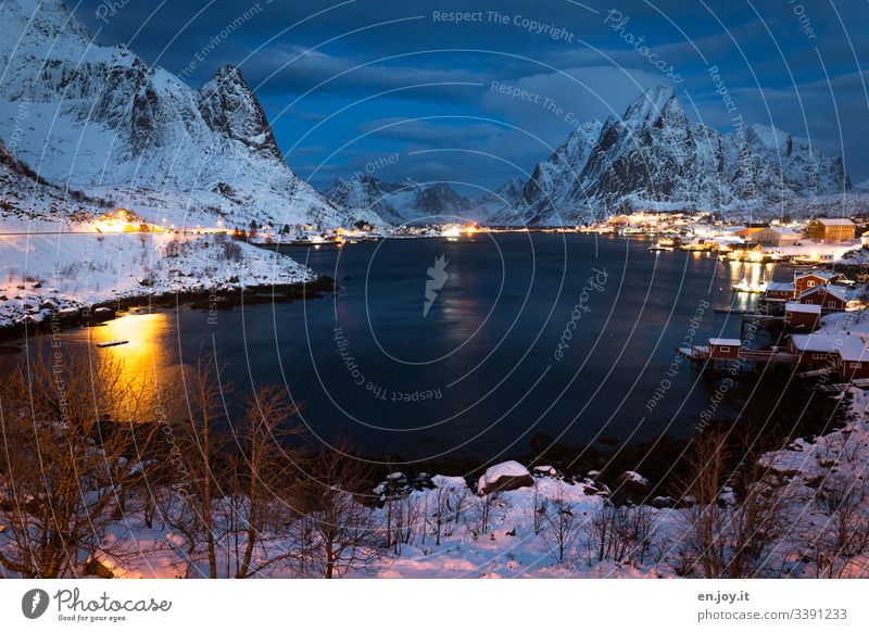 Fischerhütten am Fjord vor verschneiten Bergen Ferien & Urlaub & Reisen Ausflug Winter Schnee Winterurlaub Umwelt Landschaft Himmel Wolken Eis Frost