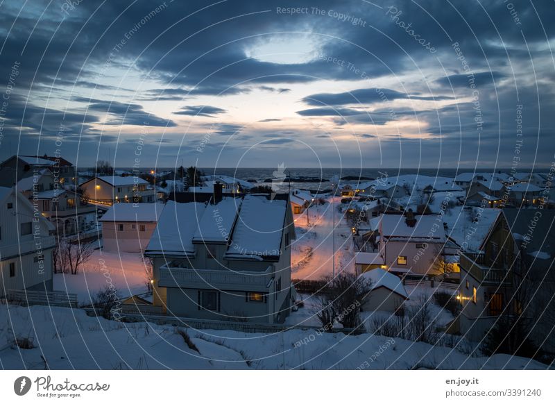 Abendstimmung in Reine auf den Lofoten Norwegen Skandinavien Meer Nordmeer Polarmeer Horizont Fischerdorf Dorf Stadt Licht & Schatten blaue Stunde Abendhimmel