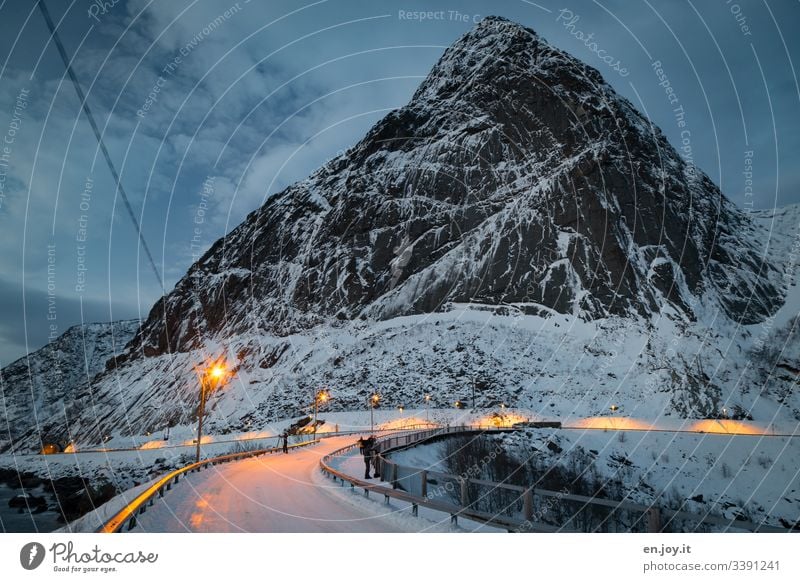 Verschneite Straße vor Winterlandschaft auf den Lofoten Ferien & Urlaub & Reisen Ausflug Schnee Winterurlaub Umwelt Landschaft Himmel Wolken schlechtes Wetter