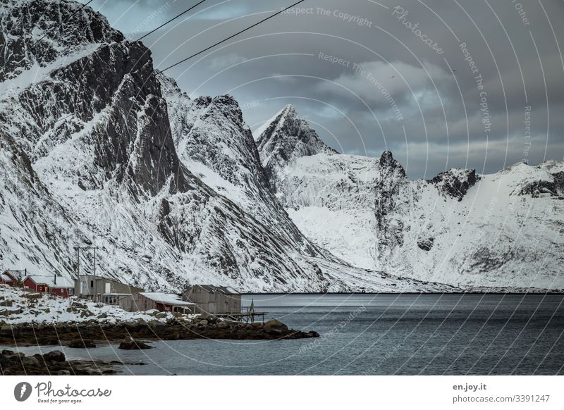 Fischerhütten am Fjord vor verschneiten Bergen Ferien & Urlaub & Reisen Ausflug Winter Schnee Winterurlaub Umwelt Landschaft Himmel Wolken Eis Frost