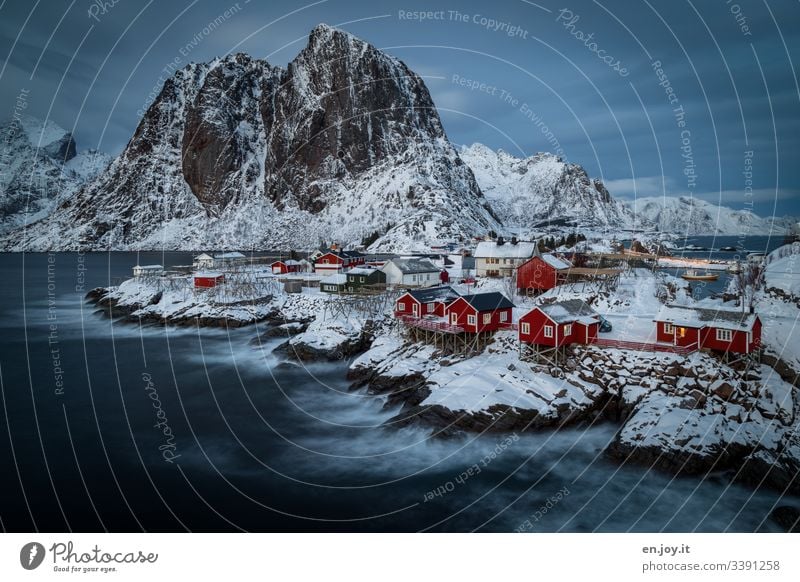 Fischerhütten auf Insel im Fjord auf Felsen mit Schnee vor Bergen mit bewölktem Himmel hat uns ein heimeliges Heim geboten für ein paar wundervolle Tage