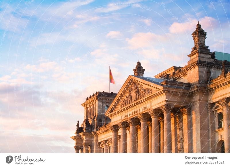 Ein Blick auf den Riechstag im späten Abendlicht. Berlin, Deutschland. architektonisch Architektur Anziehungskraft Gebäude bundestag Kapital Großstadt Stadtbild