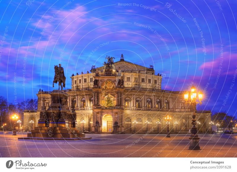 Semperoper in der Abenddämmerung. Dresden, Deutschland. Architektur Anziehungskraft Barock schön Brücke Gebäude Kathedrale Kirche Großstadt Stadtbild Kulturerbe