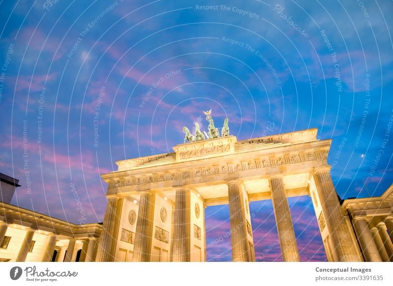 Brandenburger Tor in der Abenddämmerung Berlin, Deutschland. architektonisch Architektur Anziehungskraft Gebäude bundestag Kapital Großstadt Stadtbild Kongress