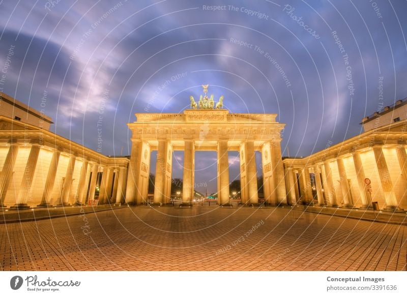 Brandenburger Tor in der Abenddämmerung Berlin, Deutschland. architektonisch Architektur Anziehungskraft Gebäude bundestag Kapital Großstadt Stadtbild Kongress