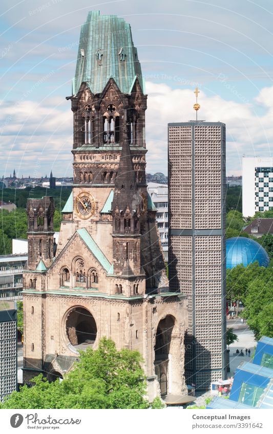 Erhöhte Ansicht Kaiser-Wilhelm-Gedächtniskirche, Deutschland. Architektur Berlin Gebäudeaußenseite Hauptstädte Christentum Kirche Gegensätze deutsche Kultur