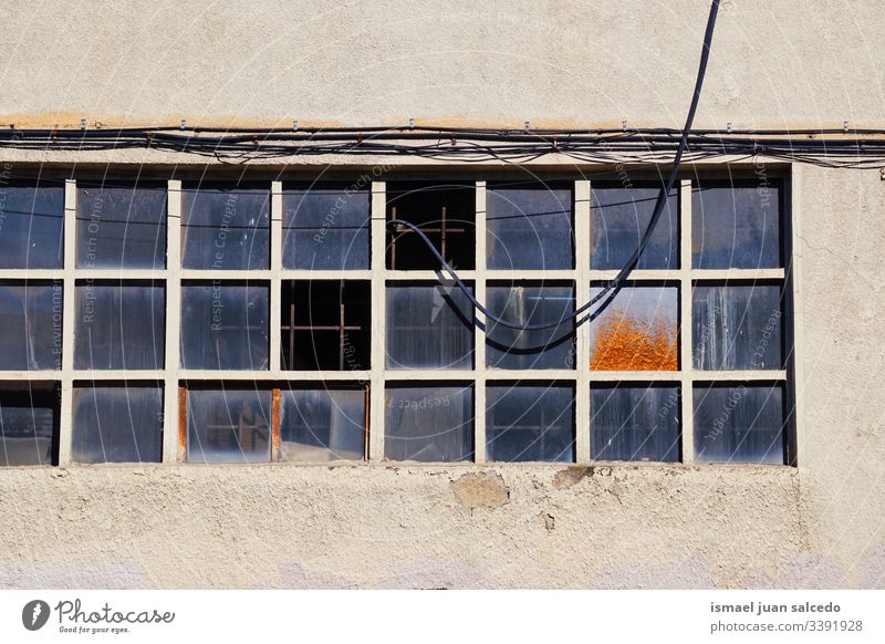 Fenster an der alten Fassade des Hauses in der Stadt Bilbao Spanien Gebäude Außenseite Balkon heimwärts Straße Großstadt im Freien Farbe farbenfroh Struktur