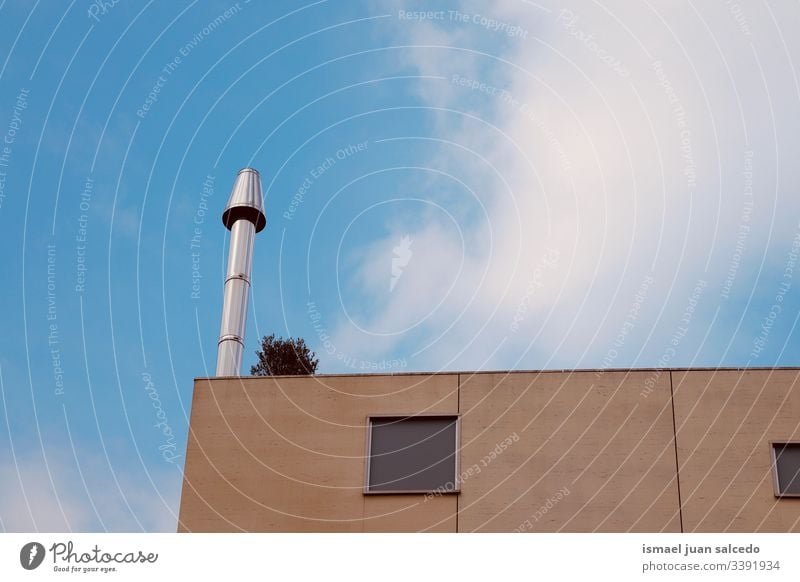 Schornstein auf dem Dach des Hauses Dachterrasse Gebäude Architektur Struktur Konstruktion heimwärts Industrie Röhren Umwelt Verschmutzung Himmel Straße urban