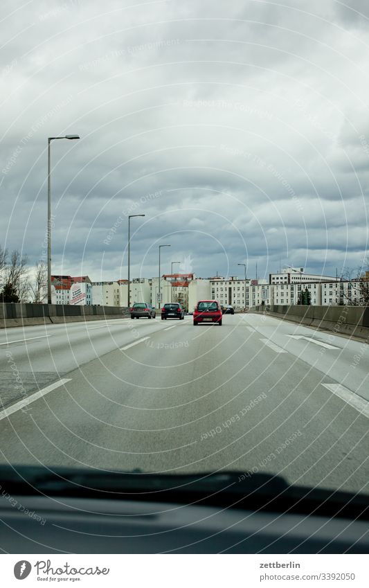 Stadtautobahn Berlin Spur Straßenverkehr weg straße stadtautobahn richtung navigation markierung kurve fahrbahnmarkierung berlin Autobahn Autofahren