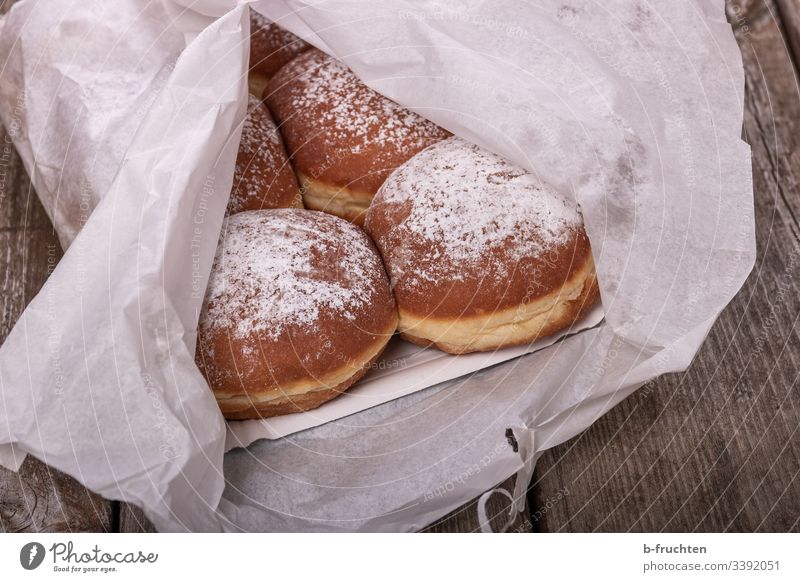 Faschingskrapfen auf Pappteller und mit Papier verpackt papier faschingskrapfen Karneval lecker naschen zucker süssigkeit verpackung verpacken Krapfen Süßwaren