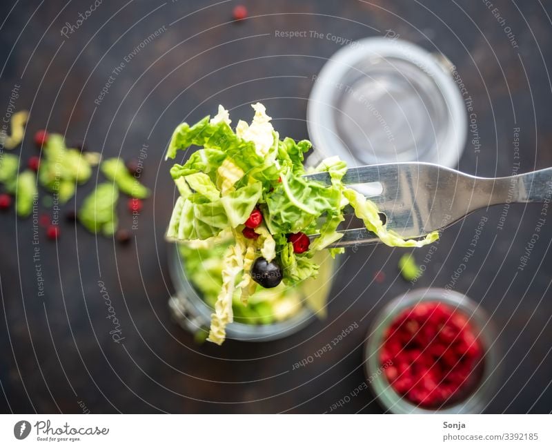 Draufsicht von rohem geschnittenen Kohl und Gewürzen auf einer Gabel, rustikaler Stil, gesunde Ernährung, eingemachtes Gemüse, Diät kohl Nahaufnahme einmachglas