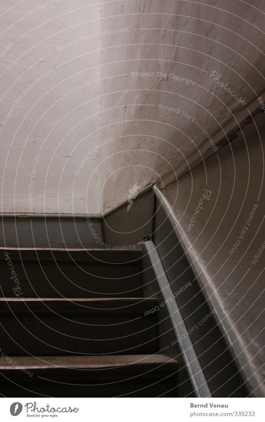 le troisième... Haus Mauer Wand Treppe Holz Treppenhaus gehen alt einfach Einsamkeit Müdigkeit Senior Farbfoto Innenaufnahme Textfreiraum oben