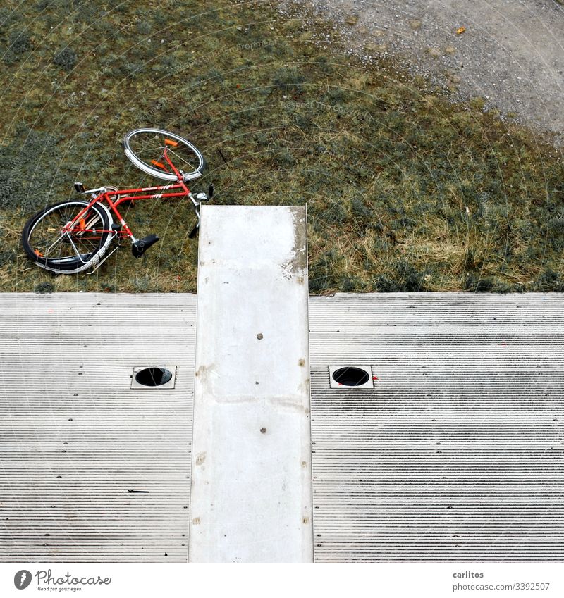 Missglückter Fahrradstunt Unfall Sturz Verletzung Beinbruch Notfall Holzfläche fallen Absturz gestürzt Schmerz