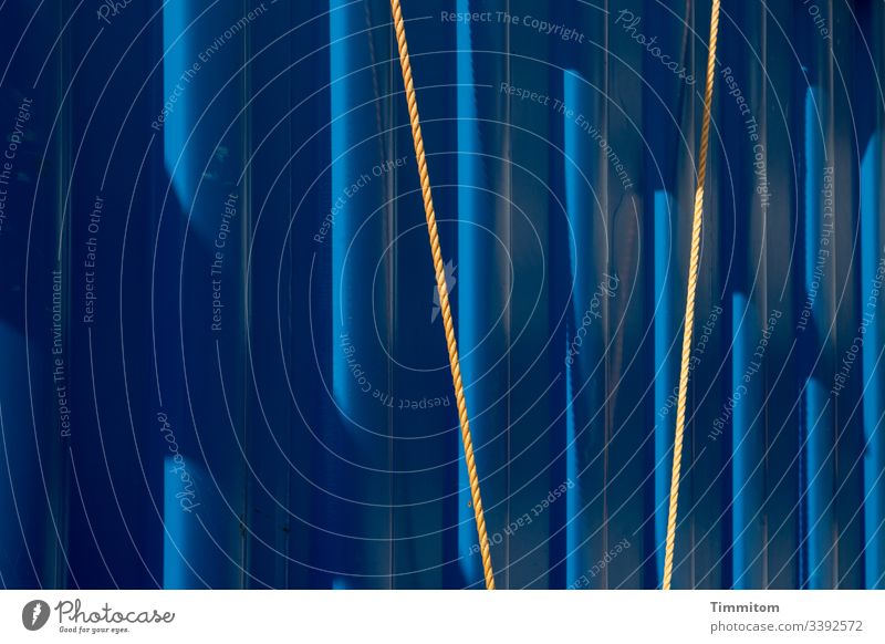 Linien, Seile, Licht und Schatten Baustelle Container Metall blau Strukturen & Formen
