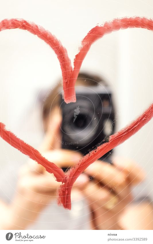 Spiegel Selfie mit Herz selfie kamera Farbfoto Mensch Frau Blick in die Kamera Junge Frau Erwachsene 18-30 Jahre Innenaufnahme Porträt Lippenstift Botschaft