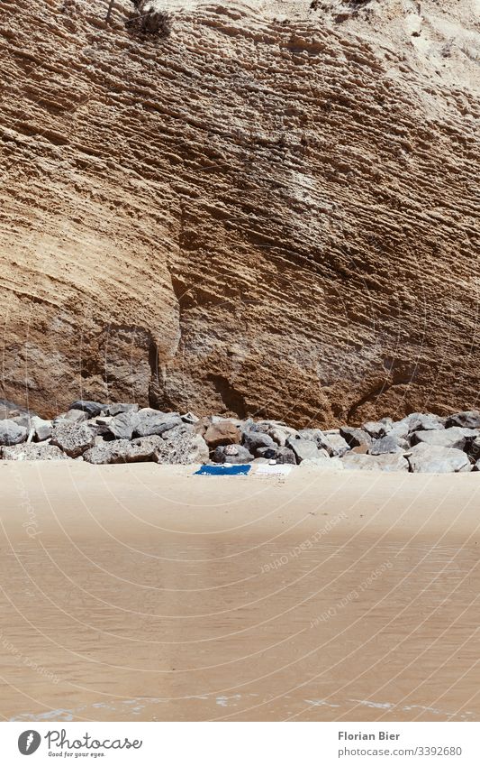 Zwei Badehandtücher in einer tiefen felsigen Bucht am Strand Baden schwimmen Handtuch Badehandtuch Stein Fels Wasser Meer ungestört Paar Urlaub liegen steinig