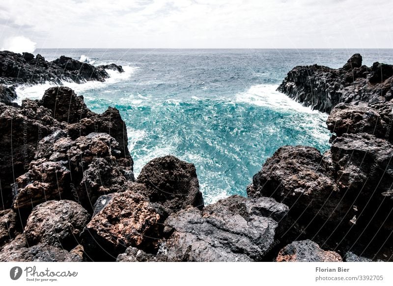 Felsige Bucht mit starkem Wellengang Felsen Wasser gewaltig Meer Stein felsig rauh tief Küste Landschaft Klippe Natur Aussicht Freiheit malerisch