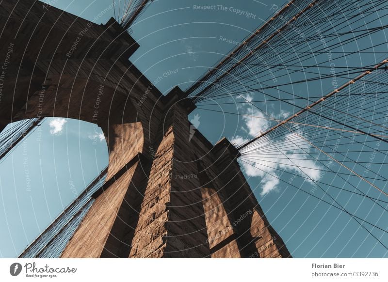 Brookly Bridge in New York Brücke Brooklyn Bridge Architektur Stahl Stein Beton Himmel Wolken Tor Pfeiler Seilkonstruktion Stahlseil Muster Licht Schatten