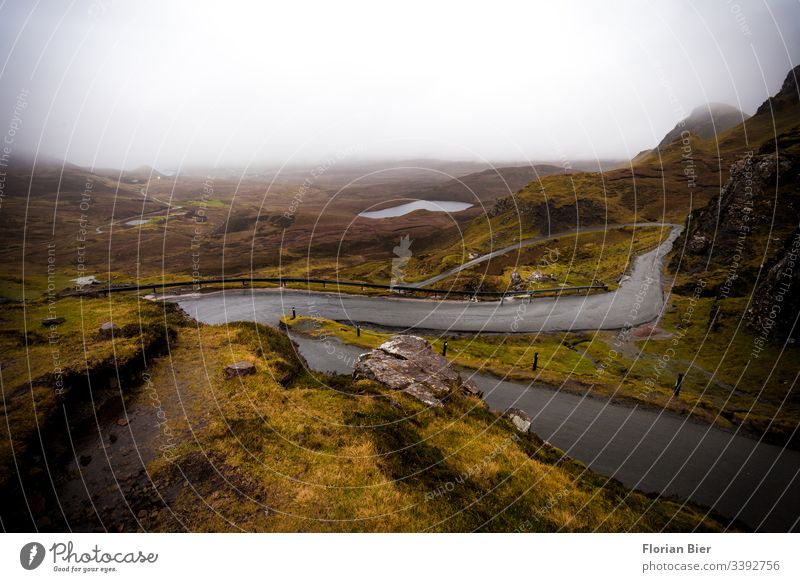 Passstraße in den Highlands Schottlands passstraße Straße Asphalt Verkehr Verbindung Regen schlechtes Wetter nass grau Nebel grün Inselleben Europa Brexit leer