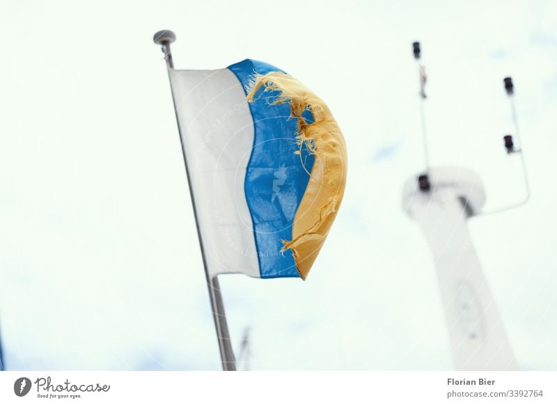 Kanarische Flagge im Wind auf einem Boot Nationalitäten u. Ethnien Stolz Patriotismus Freiheit Tourismus Politik & Staat Zeichen Ferien & Urlaub & Reisen Europa