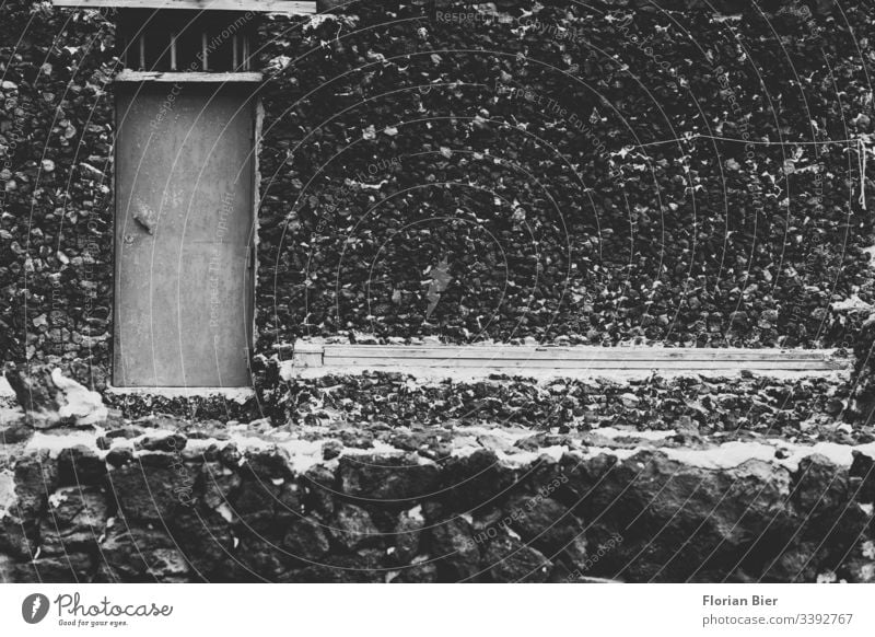 Mediterran gemauertes Häuschen aus Stein ohne Fenster Haus Wohnen mediterran alt Handwerk Tür Eingang einfach detailiert holz rustikal Mauer Fassade Wand