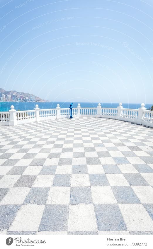 Flacher Blick übers Meer von einem Aussichtspunkt mit Fernrohr wolkenlos Himmel grafisch Horizont flach Beton Leben mediterran Sommer Ferien & Urlaub & Reisen