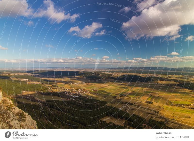 Die Hohe Wand ist ein massives Karstplateau in den Wiener Alpen alpenländisch Österreich tagsüber Fernansicht Europa Hochgebirge Landschaft Berge u. Gebirge