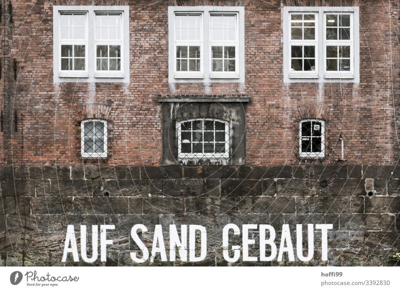 Sandsteinfundament auf Sand gebaut Fassade Sandsteinmauer Klinkerfassade klinkerwand Altbau Historische Bauten Architektur historisch Wand Gebäude Altstadt alt