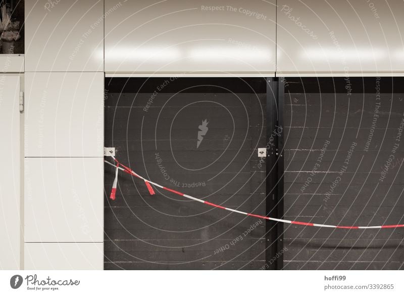 geschlossener Durchgang mit Flatterband Barriere rot rot-weiß Isolierung (Material) Wand U-Bahn Enttäuschung Innenaufnahme Baustelle Mauer Fassade Abdeckung
