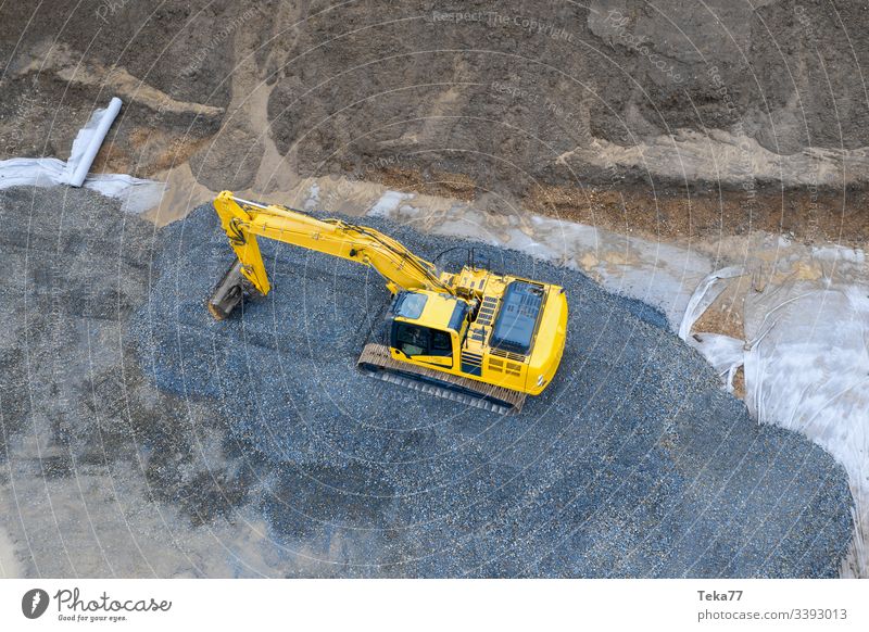 Bagger auf einer Baustelle von oben Bagger von oben Konstruktion gelb Schlamm Wasser Kies Stein moderne Baumaschine Luftaufnahme geometrisch nach unten Weg