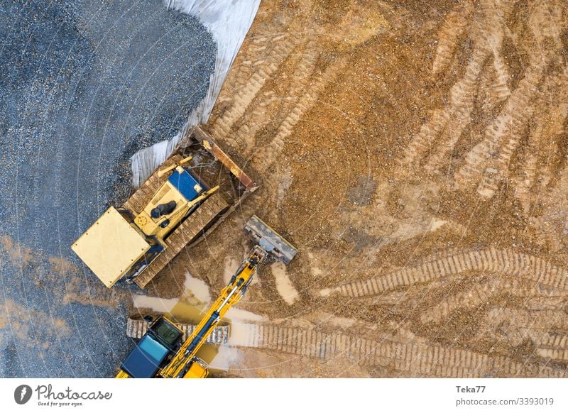 Baufahrzeug auf einer Baustelle von oben Bagger Bagger von oben Raupe Raupe von oben moderne Raupe Konstruktion gelb Schlamm Wasser Kies Stein