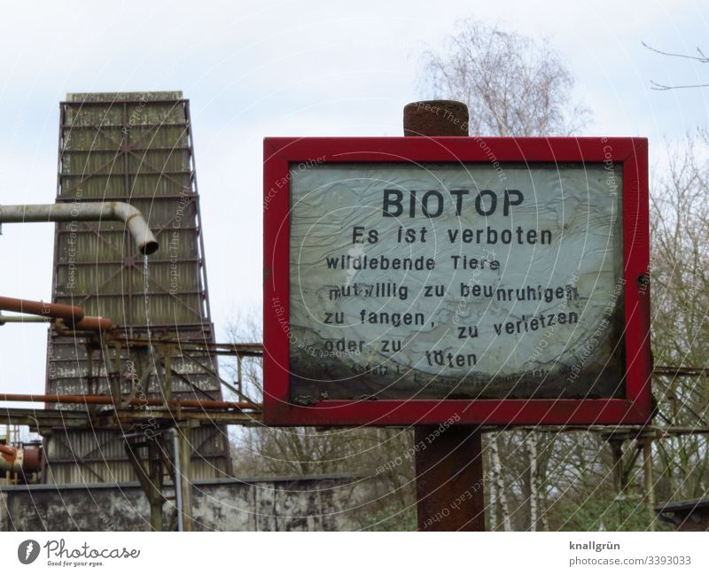 Biotop Hinweisschild vor alter Industrieanlage Warnschild Schilder & Markierungen Außenaufnahme Schriftzeichen Menschenleer Farbfoto Gedeckte Farben Tag