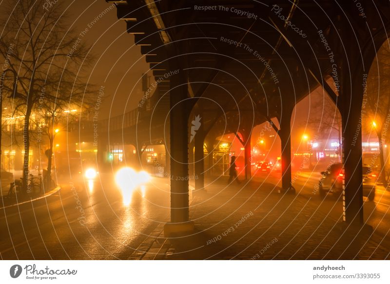 Hochbahn an nebligem Abend abstrakt Architektur Hintergrund Berlin schwarz Brücke Kapital Autos Großstadt Stadtbild durchkreuzen Straßenkreuzung dunkel